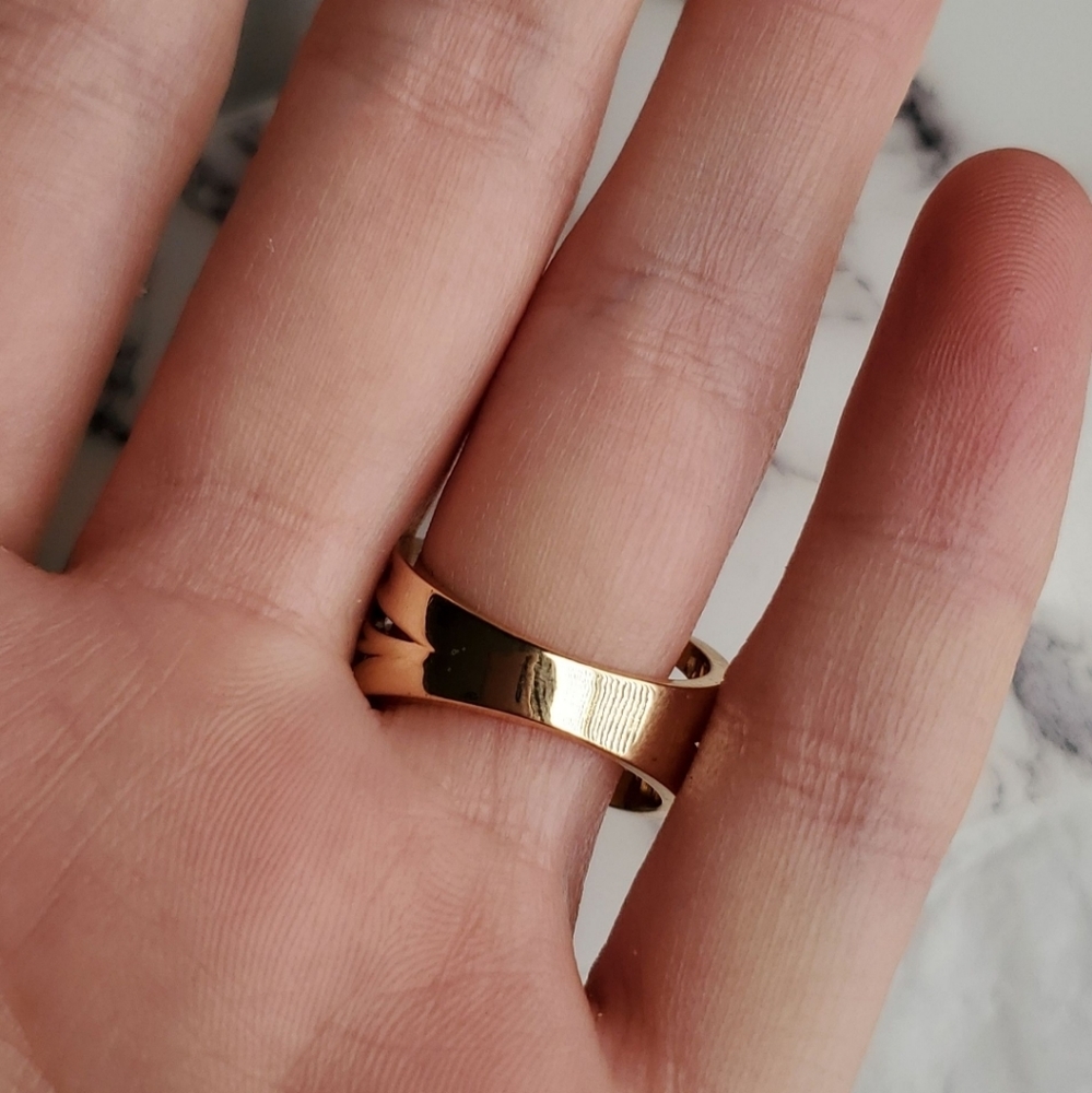 New Gorgeous 18K Yellow Gold Plated Ring - Picture 4 of 5